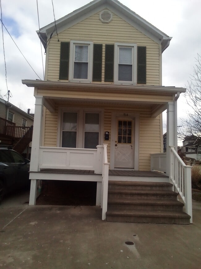 Building Photo - 914 Front St