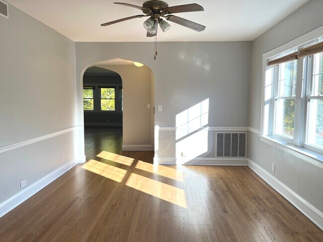 Foto del edificio - 8906 Ewing Ave