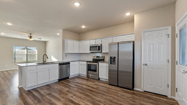 Foto del edificio - Elegant 4-Bedroom Home in Lakewood Crossing