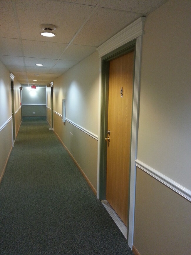Building Photo - 3000 Bayside Dr
