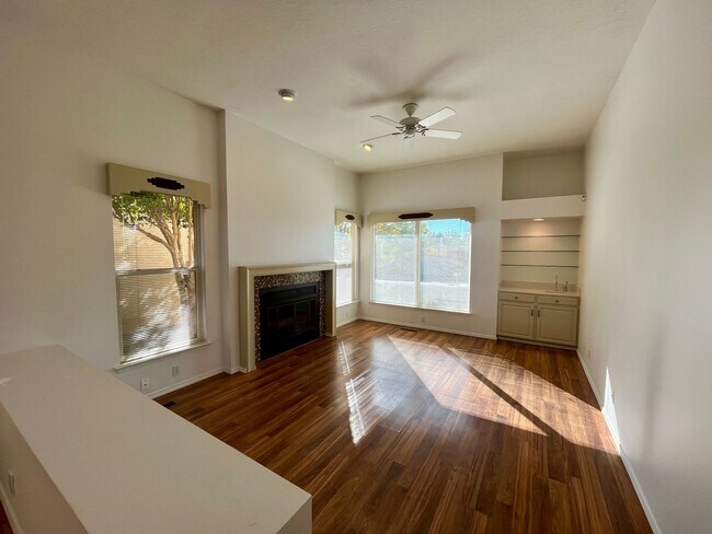 Building Photo - Elegant 2 Bedroom 2 Bathroom Home In The NE!