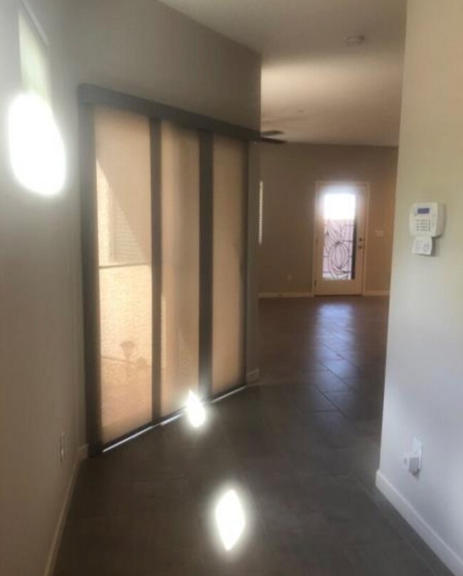 Foto del edificio - 4 Bed house off Stephanie and Warm Springs