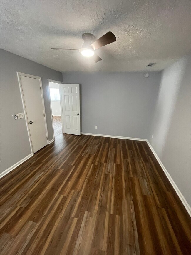 Building Photo - 630 Varsity Dr