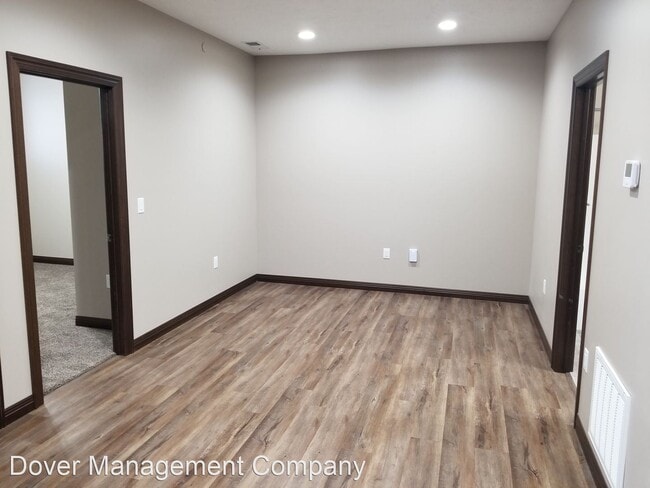 Building Photo - 320 S Main St