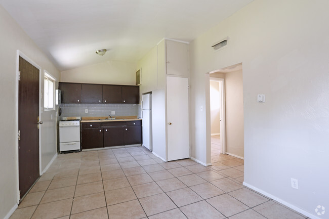 2HAB, 1BA - 800 ft² - Neville Apartments