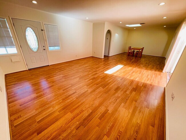 Foto del edificio - HOUSE w/ YARD in ENCINO