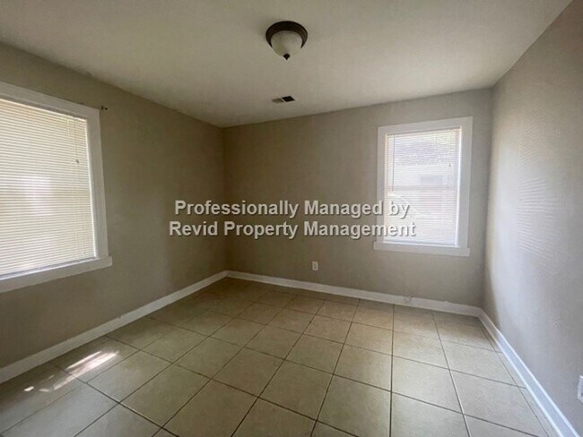 Building Photo - 2 Bedroom Home!