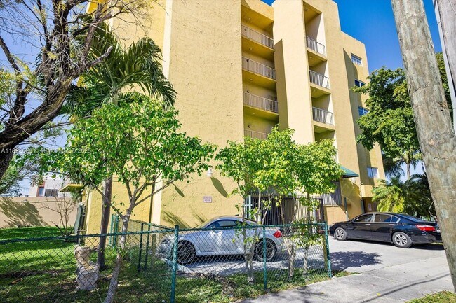 Foto del edificio - 1855 SW 1st St