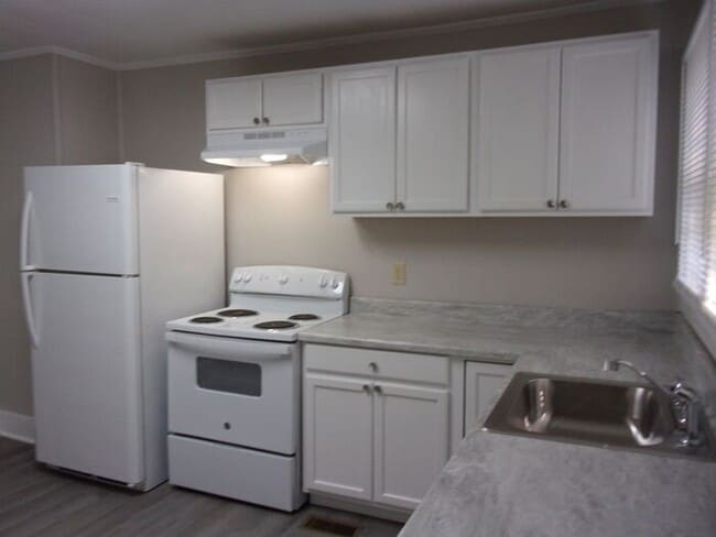 Building Photo - Renovated 2 Bedroom 1 1/2 Bath Townhome - ...