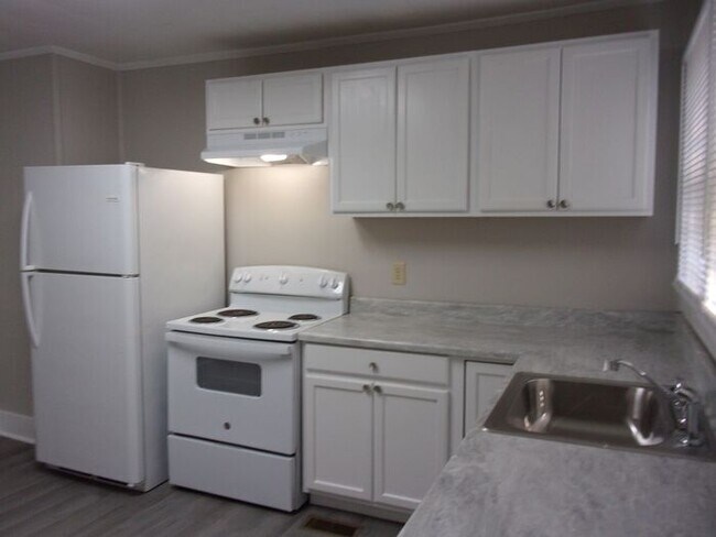Foto del edificio - Renovated 2 Bedroom 1 1/2 Bath Townhome - ...