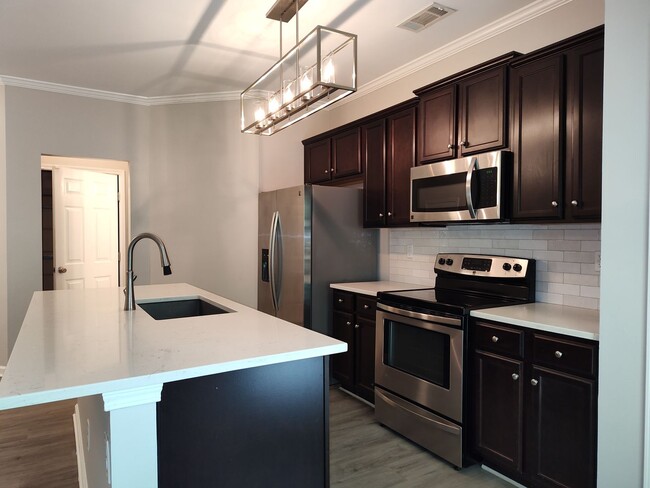 Building Photo - Beautiful Townhome in Berkshire!