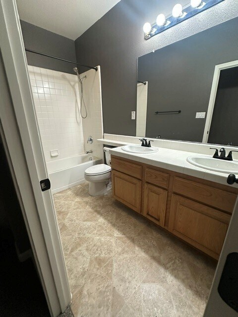 Baño de visitas. - 6632 Maple Creek Dr