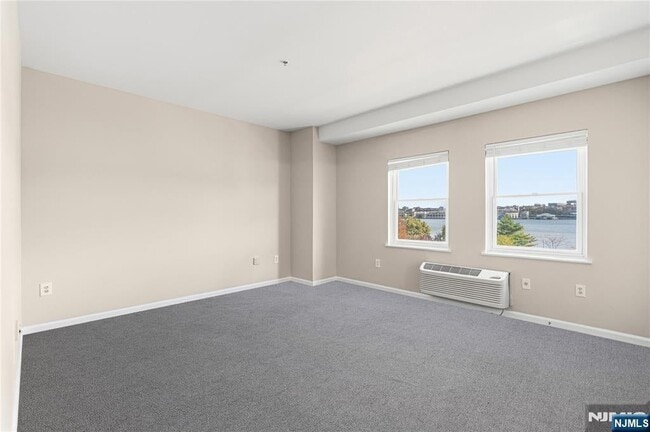 Building Photo - 905 River Rd