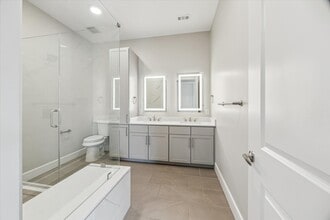 Building Photo - 9757 Katy Fwy