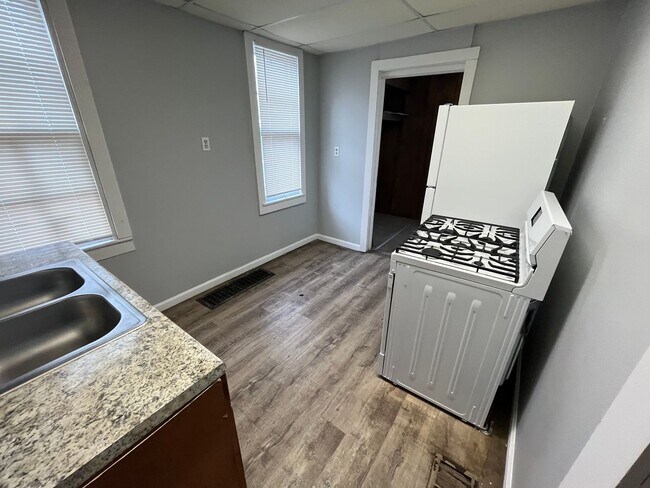 Building Photo - Remodeled 2 Bedroom!