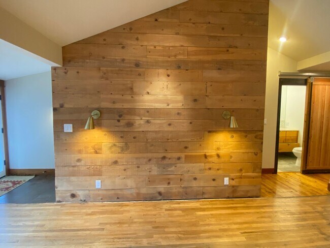 Foto del edificio - *Unfurnished* Charming, updated and walkable west side 3 BR + den/office