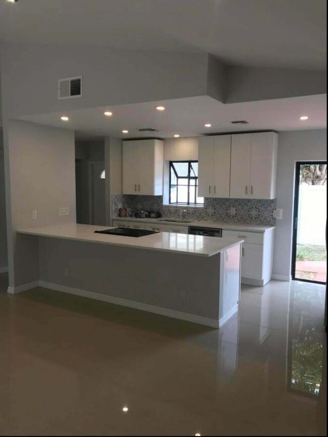 Building Photo - 560 NE 48th St