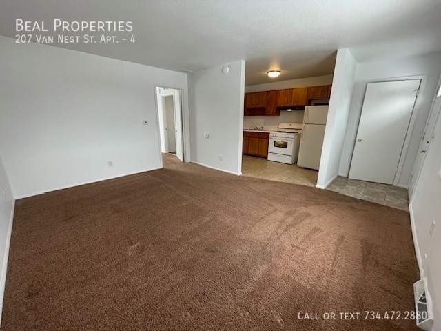 Building Photo - 207 Van Nest St