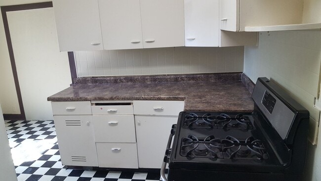 Building Photo - 2 bedroom 1 bath apartment