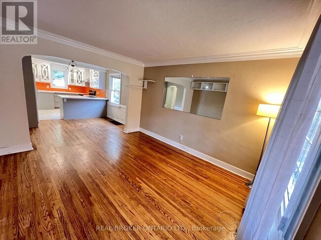 Photo du bâtiment - 75 Vanbrugh Ave