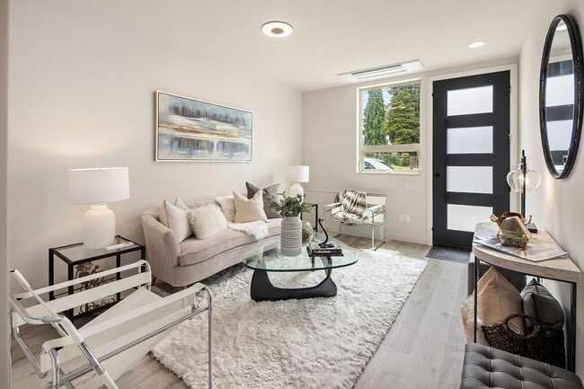 Building Photo - Ravenna/Bryant Townhome