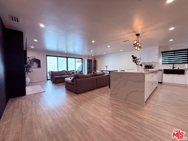 Foto del edificio - 16047 Bryant St