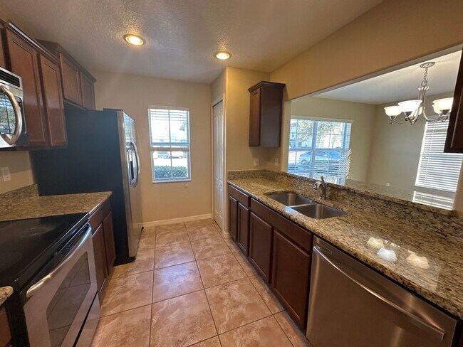 Building Photo - Spacious 2 story Townhome