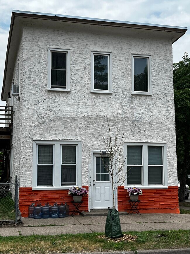 Building Photo - 2228 5th St NE