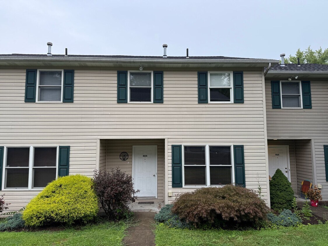 Foto principal - Beautiful 2 Bedroom Townhome - Only Steps ...