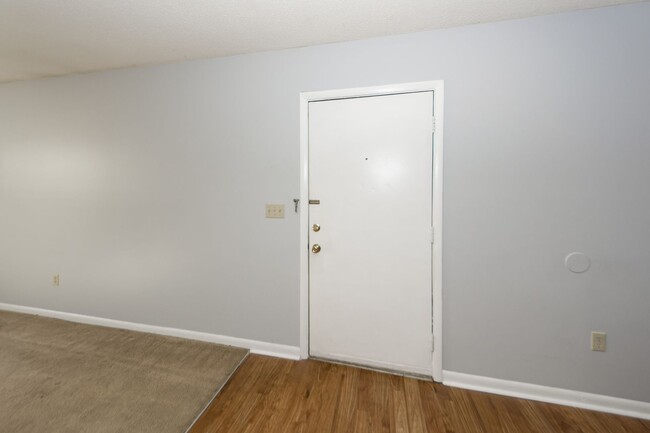 Foto del edificio - 2 Bedroom 1 Bath Condo in Rivers Point Row...