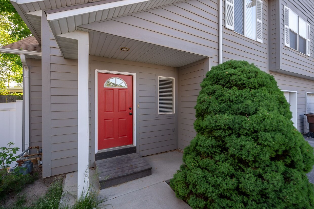 Primary Photo - Creekside Townhomes