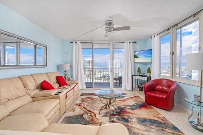 Foto del edificio - Fully Furnished 2-Bedroom, 2-Bath Beachfront Condo