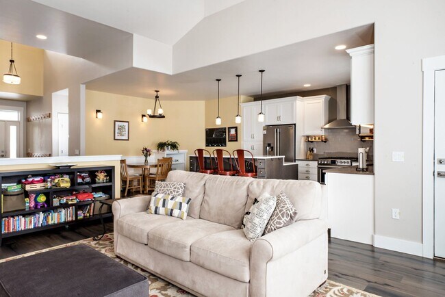 Building Photo - 3 Bedroom 2 Bathroom Ranch Style Home in I...