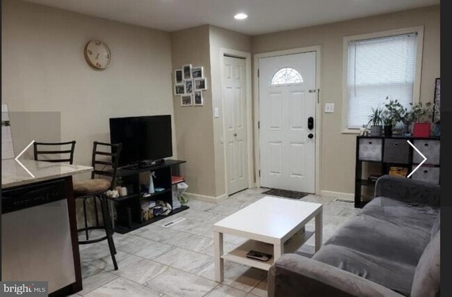 Building Photo - 224 W 2nd St