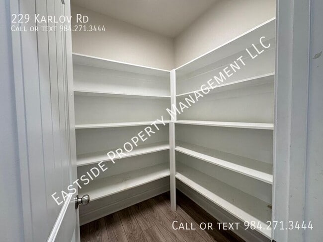 Foto del edificio - 229 Karlov Rd