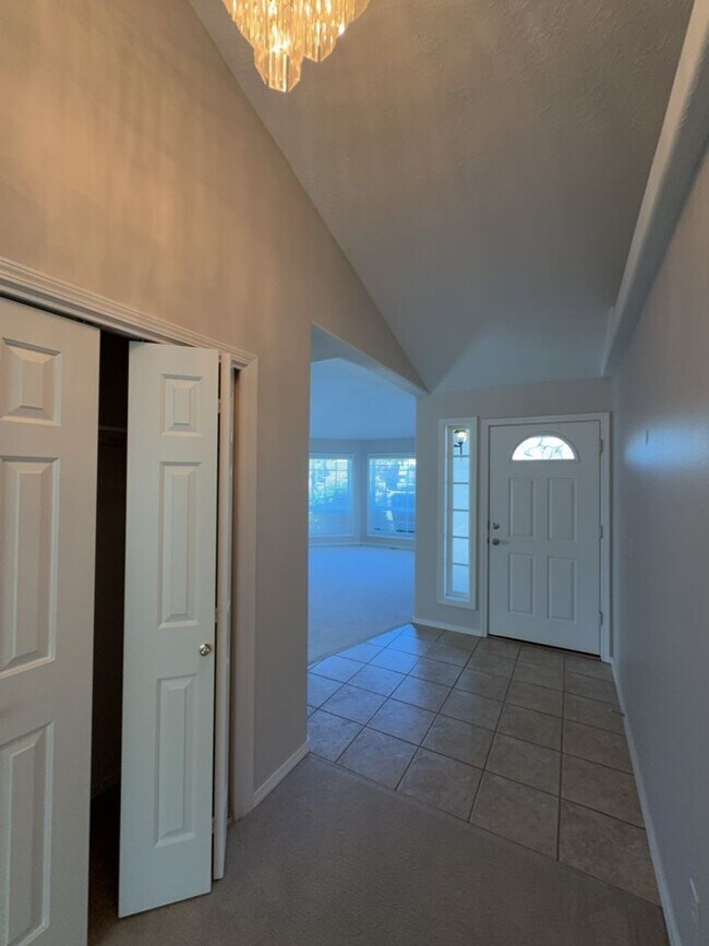 Building Photo - Three Bedroom, Two Bath in the Vineyards N...