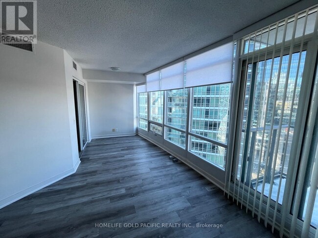 Building Photo - 373 Front St W