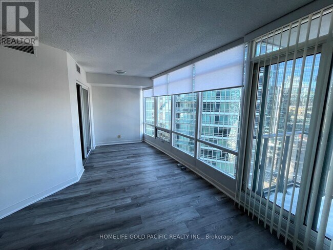 Photo du bâtiment - 373 Front St W