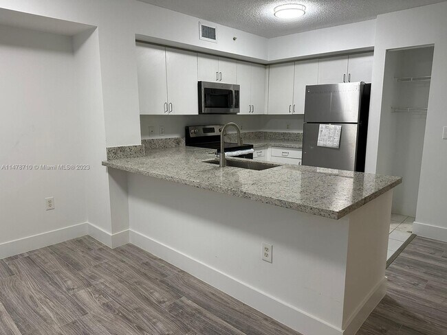 Foto del edificio - 4812 N State Road 7