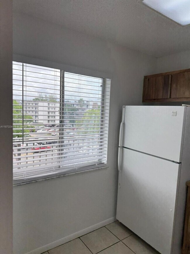 Foto del edificio - 8600 N Sherman Cir