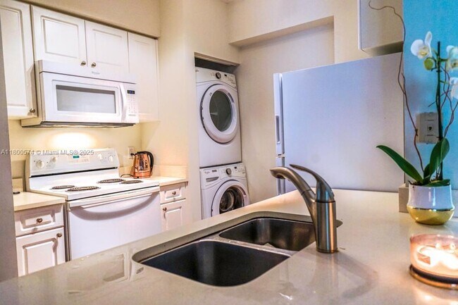 Foto del edificio - 17145 N Bay Rd