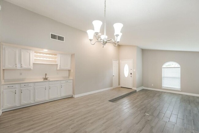 Building Photo - 15411 La Loma Dr
