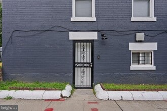 Building Photo - 141 Uhland Terrace NE