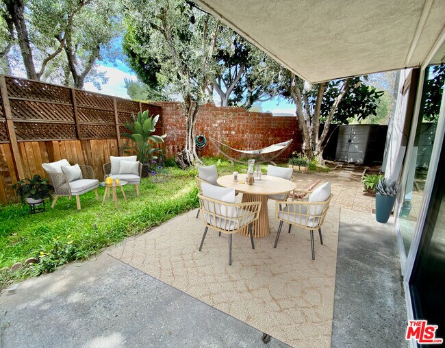 Foto del edificio - 6375 Green Valley Cir