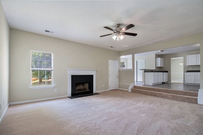 Building Photo - 4 Bedroom 2.5 Bath House