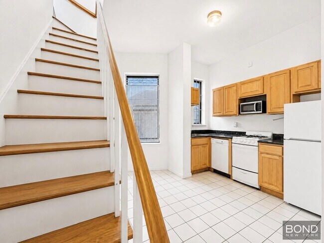 Building Photo - Sun Soaked 3BR + Roof Deck in a Prewar Elevator Building | Upper West Side
