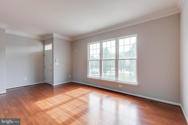 Building Photo - Spacious 3-level townhome with a 2-car garage in the desirable South Riding community.