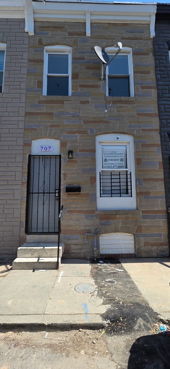 Building Photo - 707 N Port St