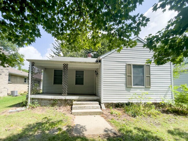 Foto del edificio - Short Walk from Ball State's Campus! Updated & Spacious home!