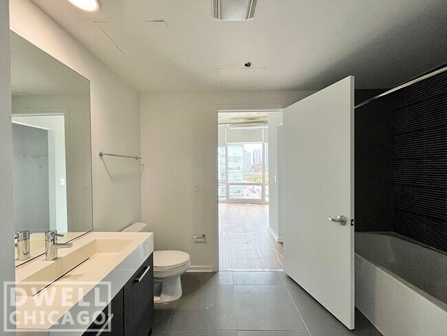 Building Photo - 1100 S Delano Ct W